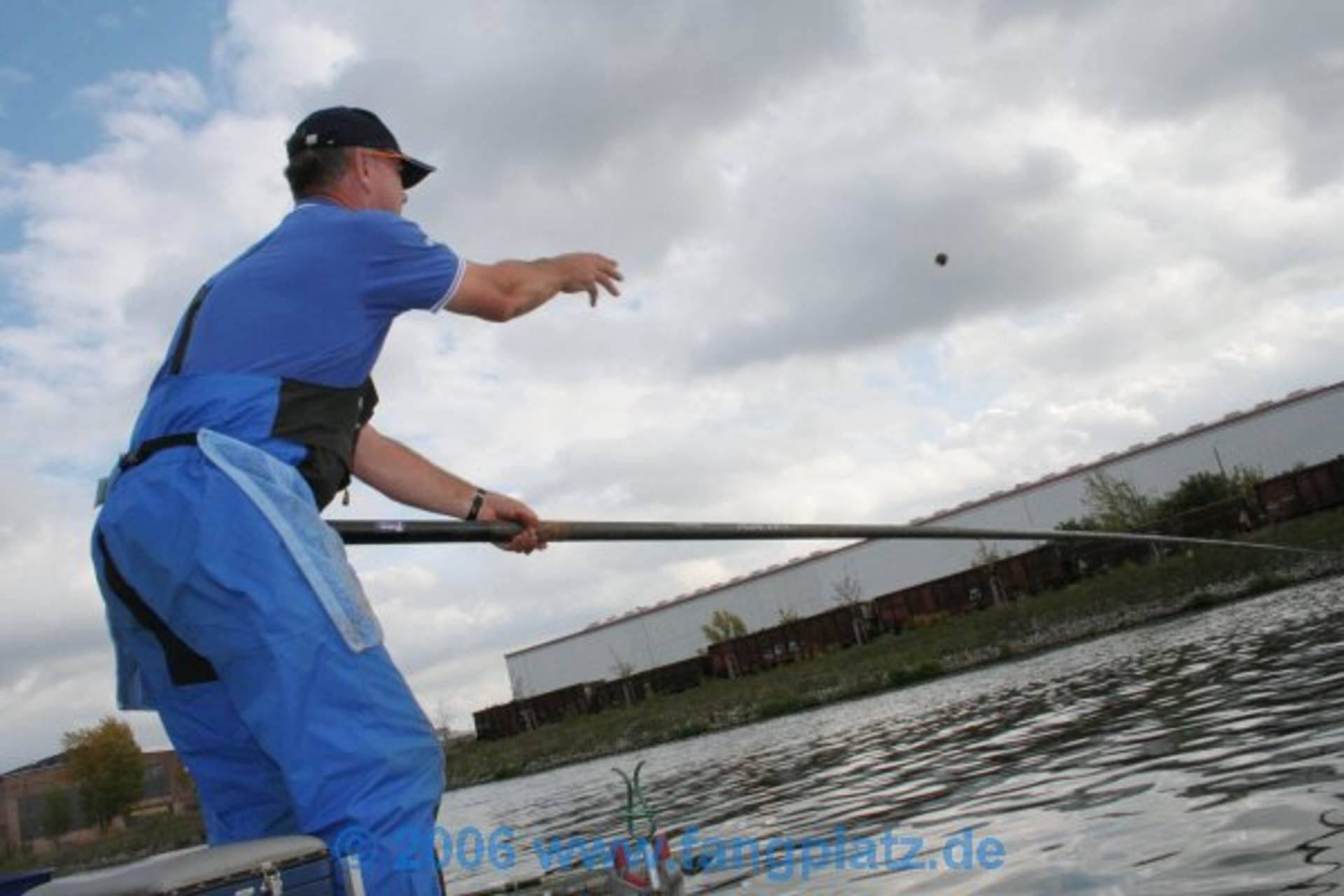 Rekordweltmeister A. Scotthorne mit der Kopfrute am Kanal (3) 