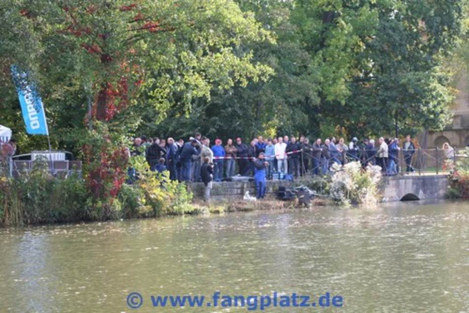  Schnell bildeten sich ordentliche Menschentrauben um die Angelplätze.