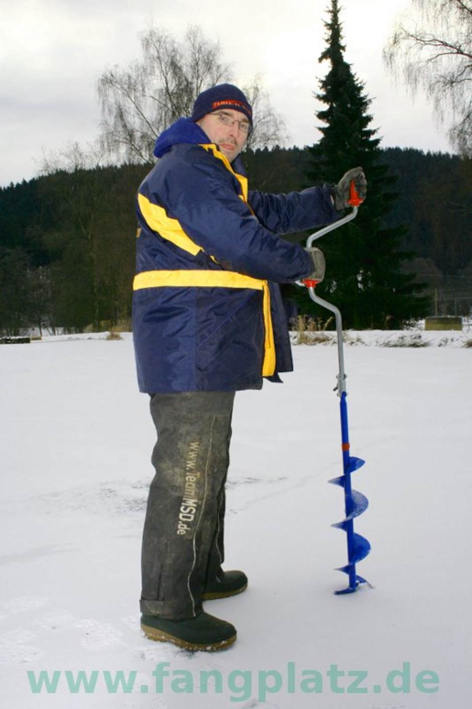  Eisangeln - Loch bohren.