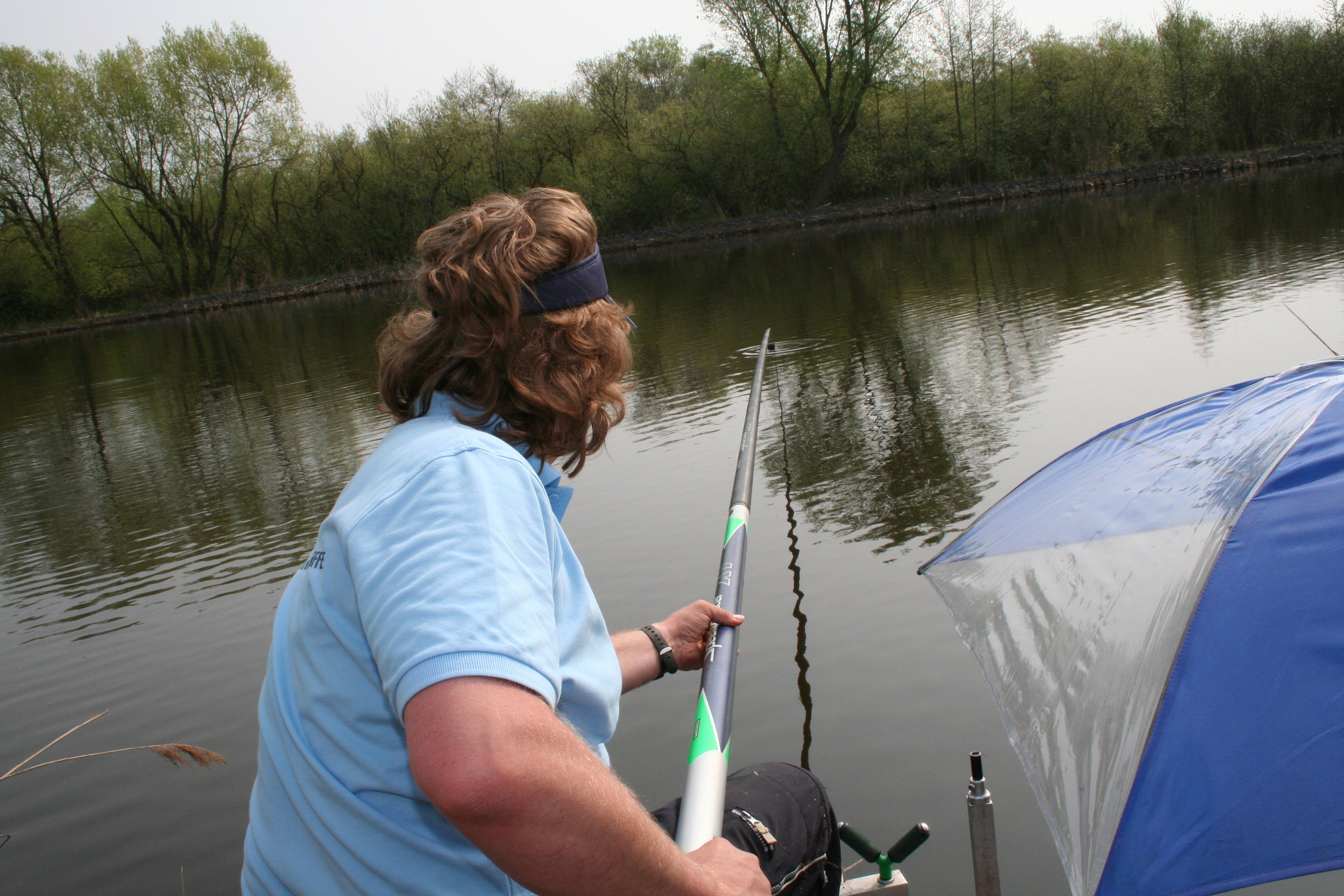Angeln mit Mückenlarven: Material, Beköderung und Füttervariationen