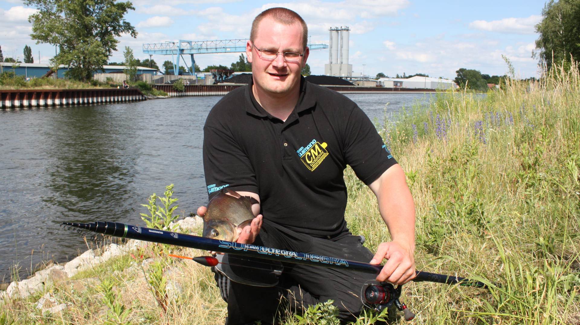  Daumen hoch! Shimano-Teamangler Jan Malecki mit dem Shimano-Geräte-Duo zum Bolognese-Angeln.